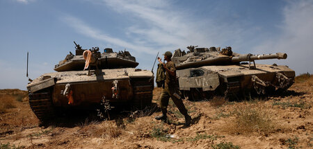 Bereit zum Einsatz: Israelische Panzer am Rande des Gazastreifen...