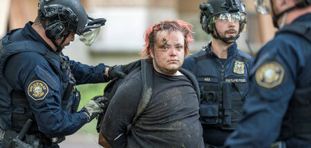 Polizisten führen im US-Bundesstaat Oregon einen Protestierer au...