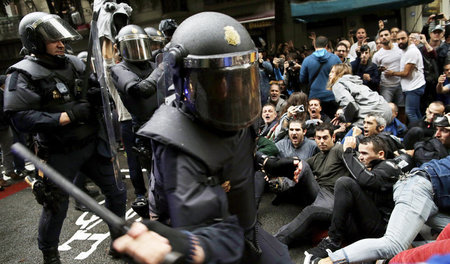 »Angebliche Polizeigewalt« (El País) am 1. Oktober gegen Teilneh...