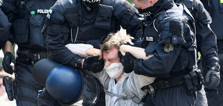 Polizeieinsatz gegen Klimaaktivisten in Hamburg (13.8.2022)