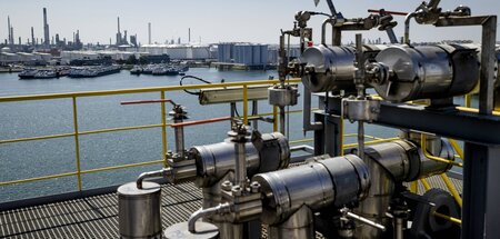 Für die Einfuhr von Flüssigerdgas werden im Hafen von Rotterdam ...