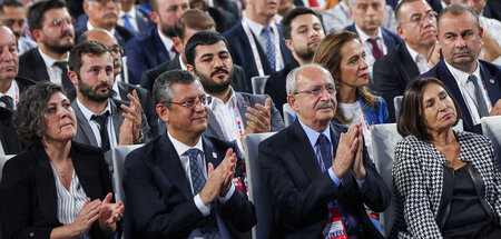 Özgür Özel (2. v. l.) und Kemal Kılıçdaroğlu auf dem Parteikongr...