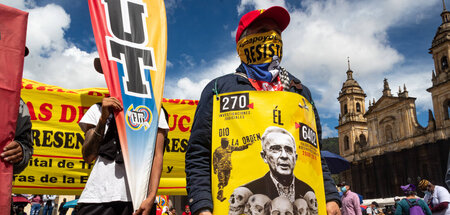 Demonstrant in Bogotá erinnert mit einem Foto des ehemaligen Prä...