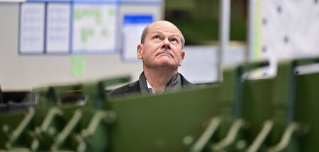Kanzler Olaf Scholz bei der Besichtigung einer Panzerfabrik (Unt...