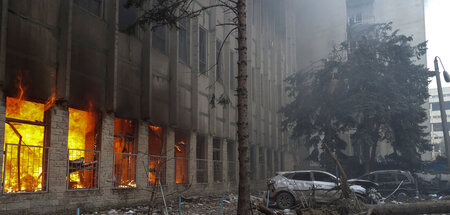 Brennendes Gebäude nach einem russischen Raketenangriff in Chark...