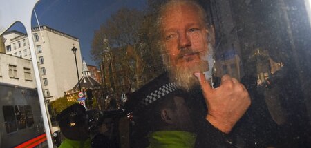 Abgeführt in die Isolation: Assange, nachdem er gewaltsam aus de...