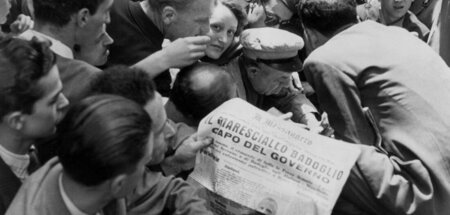 Mussolini von Pietro Badoglio abgesetzt. Roms Bürger reißen sich...