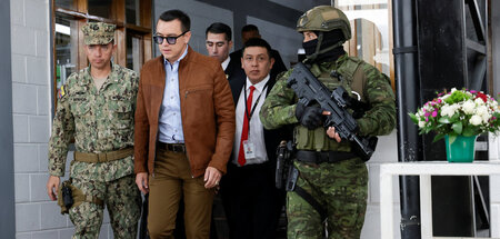 Präsident Daniel Noboa flankiert von Militär (El Quinche, 8.4.20...