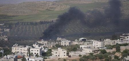 Siedler haben Eigentum palästinensischer Dorfbewohner in Brand g