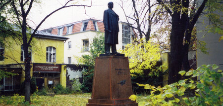 Die Potsdamer Leninstatue vor dem verlassenen Kulturhaus der Sow...