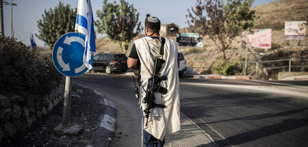 Vor Ort Fakten schaffen: Zionistischer Siedler an der Zufahrt zu...