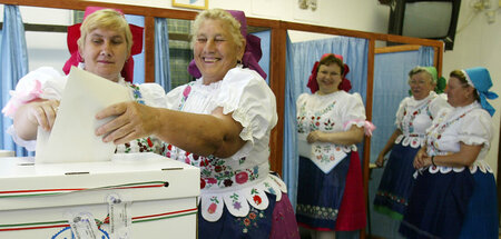 Ungarinnen in traditioneller Tracht bei der ersten Wahl zum Euro...