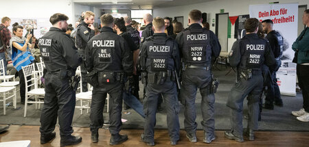 Versammlungsfreiheit mit Füßen getreten: Polizisten im Veranstal...