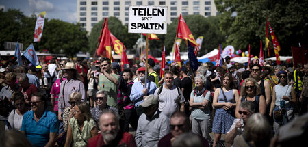 Tausende Menschen versammeln sich zur 1.-Mai-Kundgebung des DGB ... Tausende Menschen versammeln sich zur 1.-Mai-Kundgebung des DGB ...