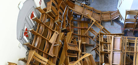 Barrikadenbau: Vor den Eingangstüren im besetzten Emil-Fischer-S... Barrikadenbau: Vor den Eingangstüren im besetzten Emil-Fischer-S...