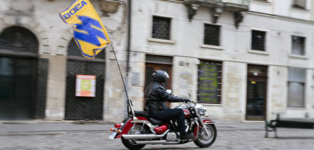 Nächster Halt Ostfront: Ein Biker fährt die Wolfsangel-Flagge de... Nächster Halt Ostfront: Ein Biker fährt die Wolfsangel-Flagge de...