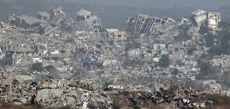 Längst zerstört: Blick aus Israel auf ein von den israelischen S... Längst zerstört: Blick aus Israel auf ein von den israelischen S...