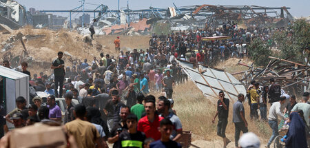 Weg durch Trümmerlandschaften zu einem Verteilzentrum der GHF im... Weg durch Trümmerlandschaften zu einem Verteilzentrum der GHF im...
