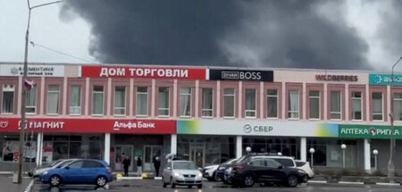 Aufsteigender Rauch nach der ukrainischen Drohnenattacke auf Ole... Aufsteigender Rauch nach der ukrainischen Drohnenattacke auf Ole...