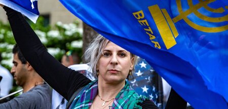 Anhängerin von »Betar« während eines Protestes rechter Zionisten... Anhängerin von »Betar« während eines Protestes rechter Zionisten...