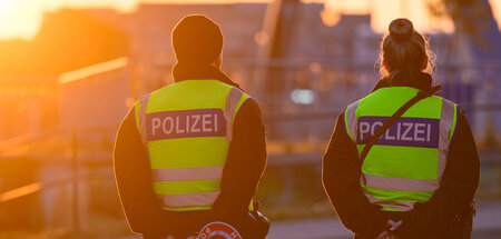 »Soll’n wir sie reinlassen?«: Bundespolizisten stehen in Frankfu... »Soll’n wir sie reinlassen?«: Bundespolizisten stehen in Frankfu...