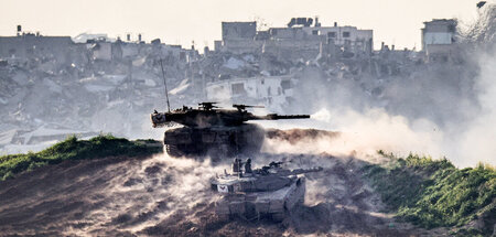 With German products against the Palestinians: Israeli tanks fir... With German products against the Palestinians: Israeli tanks fir...