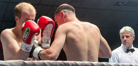 Körpertreffer: Arminius Rolle (r.) punktet gegen seinen Kontrahe... Körpertreffer: Arminius Rolle (r.) punktet gegen seinen Kontrahe...