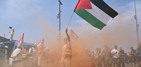 Solidarität und Protest. Anhänger der französischen Gewerkschaft... Solidarität und Protest. Anhänger der französischen Gewerkschaft...