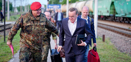 Mit 1,9 Milliarden Euro über die Grenze: Boris Pistorius am 11. ... Mit 1,9 Milliarden Euro über die Grenze: Boris Pistorius am 11. ...