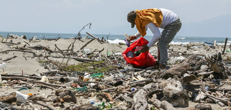 Mit Plastikabfällen verschmutzter Strand in Puerto Barrios, Guat... Mit Plastikabfällen verschmutzter Strand in Puerto Barrios, Guat...