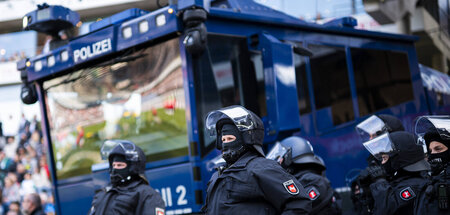 Aufmarsch: Hochgerüstet und in voller Montur im Innenraum der Ar... Aufmarsch: Hochgerüstet und in voller Montur im Innenraum der Ar...