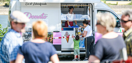 Eine kleine Kinderkugel bitte. Mehr ist oft nicht leistbar Eine kleine Kinderkugel bitte. Mehr ist oft nicht leistbar