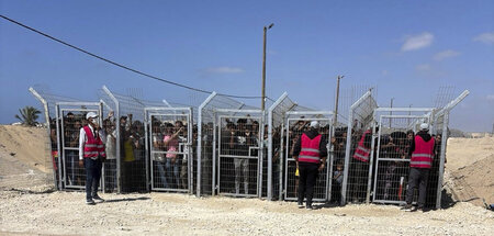 Eingepfercht wie Tiere: Alptraumhafte Szenen an Verteilstelle fü... Eingepfercht wie Tiere: Alptraumhafte Szenen an Verteilstelle fü...