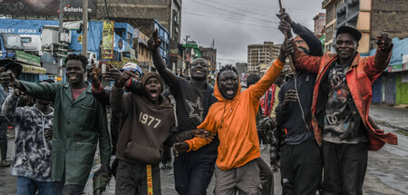 Kenias Jugend lässt sich auch durch die Gewalt der Einsatzkräfte... Kenias Jugend lässt sich auch durch die Gewalt der Einsatzkräfte...