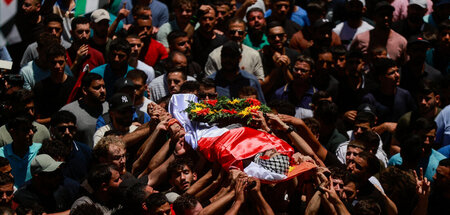 Auch ein US-amerikanischer Pass schützt nicht vor der Gewalt der... Auch ein US-amerikanischer Pass schützt nicht vor der Gewalt der...