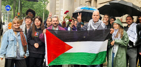 Foto vor dem Gerichtsgebäude in Berlin: Unterstützer solidarisie... Foto vor dem Gerichtsgebäude in Berlin: Unterstützer solidarisie...