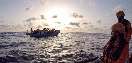 Seenotretter des Schiffs »Alan Kurdi« in der Nähe eines Schlauch... Seenotretter des Schiffs »Alan Kurdi« in der Nähe eines Schlauch...