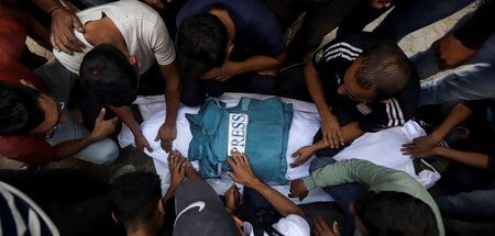 Trauer um einen bei einem israelischen Luftangriff in Gaza getöt... Trauer um einen bei einem israelischen Luftangriff in Gaza getöt...