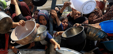 Mit der letzten Kraft versuchen zu überleben: Essensausgabe eine... Mit der letzten Kraft versuchen zu überleben: Essensausgabe eine...