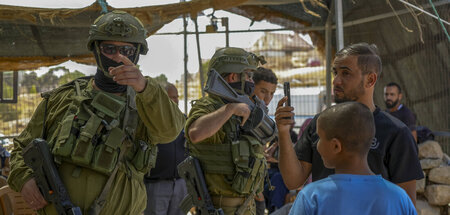 Selbst die Trauerfeier wird von israelischen Soldaten torpediert... Selbst die Trauerfeier wird von israelischen Soldaten torpediert...
