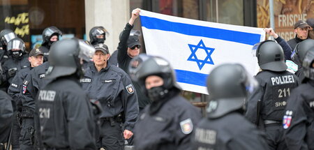 Es sind in der Regel Israel-Fans, die den Staat und das Judentum... Es sind in der Regel Israel-Fans, die den Staat und das Judentum...