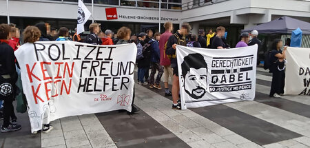 Etwa 100 Menschen, darunter Mitglieder der Jugendorganisation Di... Etwa 100 Menschen, darunter Mitglieder der Jugendorganisation Di...