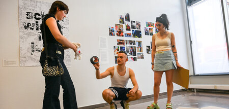 Beim Aufbau: Die Ausstellung »Wir sehen rot!« wird in der jW-Mai... Beim Aufbau: Die Ausstellung »Wir sehen rot!« wird in der jW-Mai...