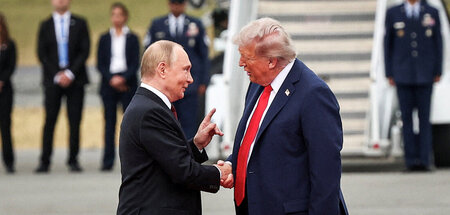 Klare Botschaft der Bilder: Händeschütteln zwischen Gleichgestel... Klare Botschaft der Bilder: Händeschütteln zwischen Gleichgestel...