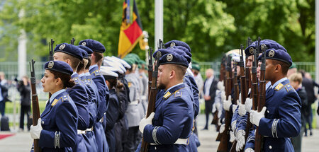 Militärische Ehren für den ukrainischen Präsidenten Wolodimir Se... Militärische Ehren für den ukrainischen Präsidenten Wolodimir Se...