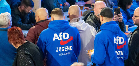 Bierhallenatmosphäre: Wahlkampfveranstaltung der AfD im bayerisc... Bierhallenatmosphäre: Wahlkampfveranstaltung der AfD im bayerisc...