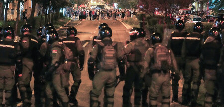 Eine Zeitlang hat die Staatsmacht die Demonstranten gewähren las... Eine Zeitlang hat die Staatsmacht die Demonstranten gewähren las...