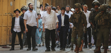 Unter dem Schutz des Militärs breiten sich israelische Siedler i... Unter dem Schutz des Militärs breiten sich israelische Siedler i...