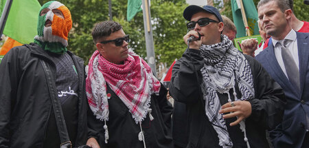 Rap-Sänger oder Terrorist? Der irische Sänger Mo Chara (2. v. r.... Rap-Sänger oder Terrorist? Der irische Sänger Mo Chara (2. v. r....