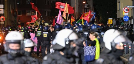 Polizisten und eingekesselte Demonstranten am Sonnabend in Köln Polizisten und eingekesselte Demonstranten am Sonnabend in Köln